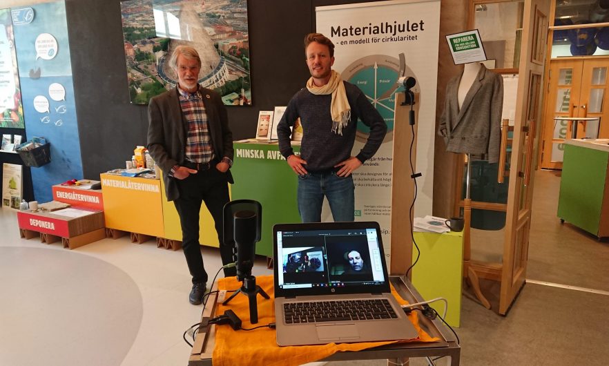 Bilden visar två män som tittar i kameran och deltar i den digitala utställningen.